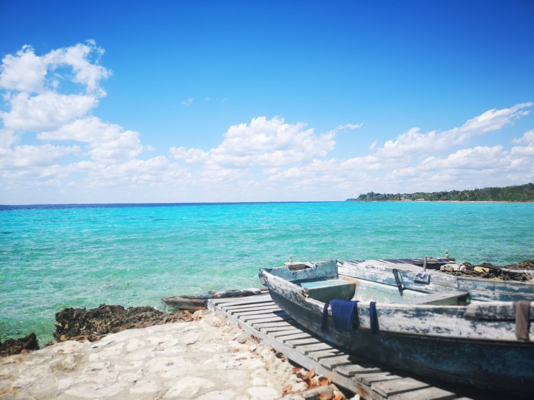 Båt på strand i Cuba